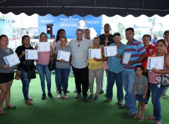 Ministro Paredes entrega certificaciones de lotes a 139 familias de Las Garzas en Panamá Este