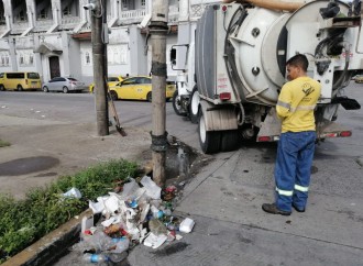 Combatiendo la acumulación de basura: el MOP continúa limpiando los tragantes en el Casco Antiguo de Colón