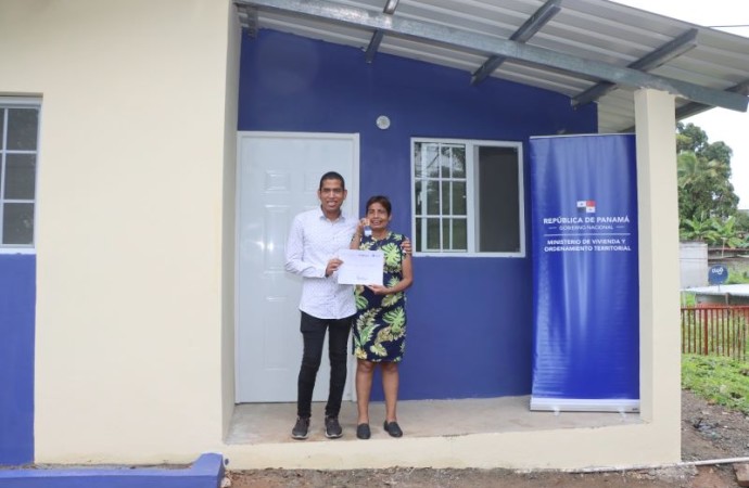 Madre soltera de 60 años y sus hijos reciben las llaves de su nuevo hogar en Pedregal