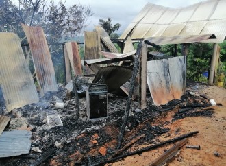 Personal técnico del Miviot atiende familia damnificada en Las Minas, producto de un incendio