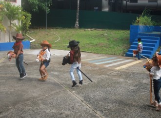 En el IPHE de Betania, 34 niños del CAIPI realizan cabalgata con caballitos de palo
