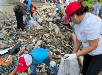 Uniendo esfuerzos por la preservación de los manglares: Voluntarios de Coca-Cola FEMSA se suman a la limpieza de playa en Costa del Este para proteger el ecosistema marino