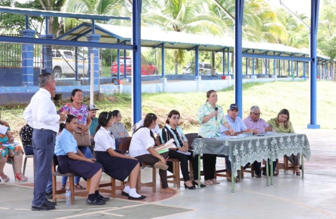 Ministra Gorday de Villalobos se reúne con comunidades educativas de Veraguas para  trazar estrategias en torno a la culminación de centros educativos