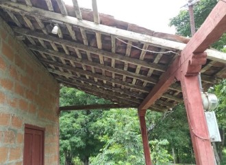 Personal del Miviot evalúa reparación de vivienda afectada por desprendimiento de techo en Pesé
