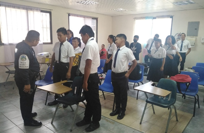 Policía Nacional dicta docencia de prevención a estudiantes del IPHE en Bocas del Toro