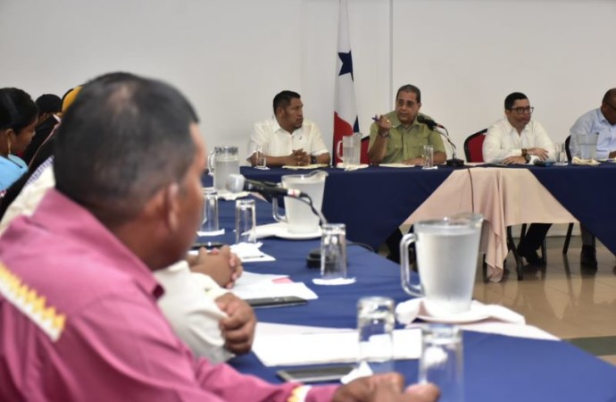 Ministro Paredes: “Vamos por buen camino” en diálogo con dirigentes de Changuinola