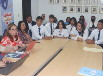 Ministra Gorday de Villalobos se reúne con la comunidad educativa del CE El Zapallal para acordar alternativas y mejorar las condiciones del centro educativo
