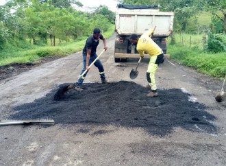 Ministerio de Obras Públicas ejecuta trabajos de mantenimiento vial en la Costa Arriba de Colón
