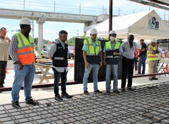 Ministro Sabonge supervisa trabajos de rehabilitación del puente de San Miguelito