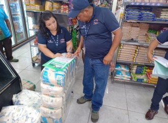 Acodeco en acción: Multan a 3 establecimientos en Bocas del Toro, por no tener precio a la vista del arroz de primera