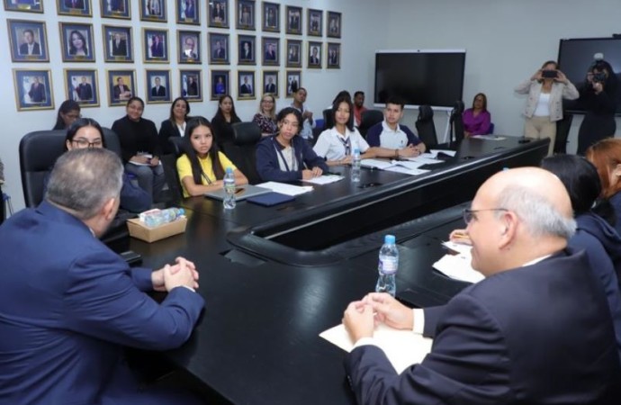 Embajador de Perú en Panamá se reúne con Diputados juveniles que integran la Comisión de Relaciones Exteriores