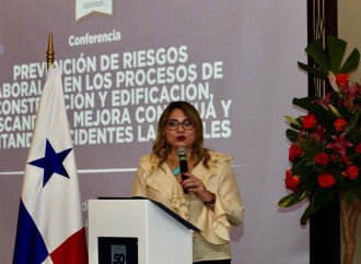 Ministra Zapata participa en conferencia sobre prevención de riesgos laborales en la construcción