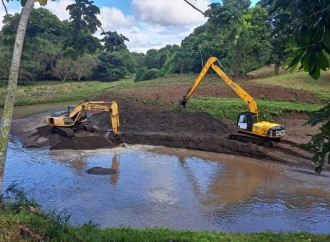 MOP intensifica trabajos de dragado para la recuperación del cauce del río Cárdenas en Clayton, corregimiento de Ancón