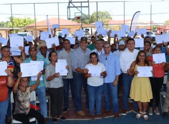 Miviot entrega viviendas a familias en Herrera y Los Santos