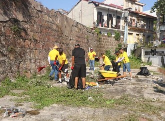 Voluntarios embellecen el Casco Antiguo en una Jornada Histórica de limpieza