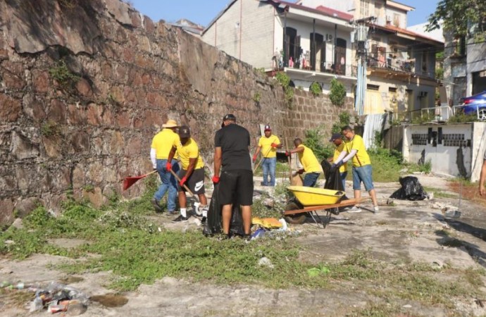 Voluntarios embellecen el Casco Antiguo en una Jornada Histórica de limpieza
