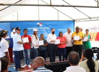 Gobierno avanza en la legalización de tierras en Las Garzas con entrega de 126 certificados