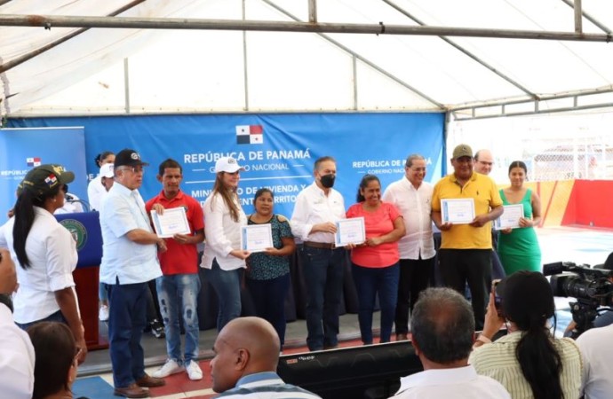 Gobierno avanza en la legalización de tierras en Las Garzas con entrega de 126 certificados