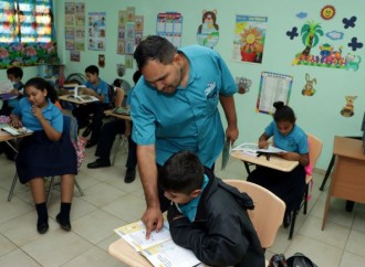 Inicia la distribución de libros escolares en Panamá a través del programa MECSE