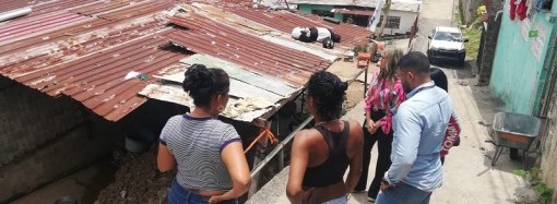 Familia afectada por deslizamiento de tierra en San Miguelito recibe atención del Miviot