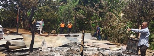 Familia afectada por incendio recibe apoyo de autoridades en Bajo de Guera